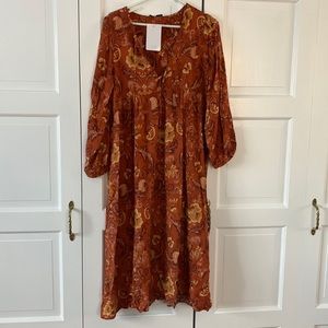 Dress. Midi. Medium. NEW. Beautiful autumn colors.